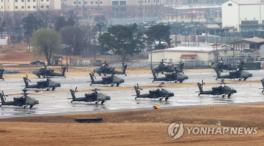 한국과 미국은 13일 0시 기준으로 대규모 야외 기동훈련이 포함된 '자유의 방패'(프리덤실드·FS) 연합연습에 돌입했다. 사진은 전날인 12일 경기도 평택시 캠프 험프리스에 아파치 헬기가 계류돼 있는 모습. 연합뉴스